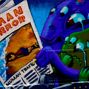 Street-art de deux aliens lisant un journal représentant un enfant mort sur une plage - France  - collection de photos clin d'oeil, catégorie streetart